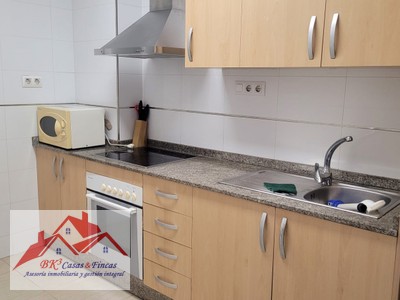 Piso en alquiler en Cartagena, con 4 dormitorios, baño y balcón