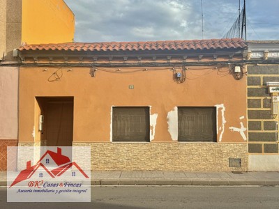 Planta baja en venta en Cartagena, Bº Peral, con 3 dormitorios, baño, aseo, 2 plazas de garaje y trastero