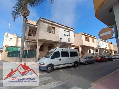 Duplex en venta en Los Alcázares, con 3 dormitorios, baño, aseo y plaza de garaje