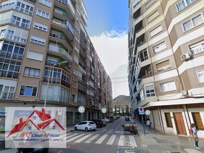 Piso en alquiler en Cartagena, con 3 dormitorios, baño, aseo y 2 balcones