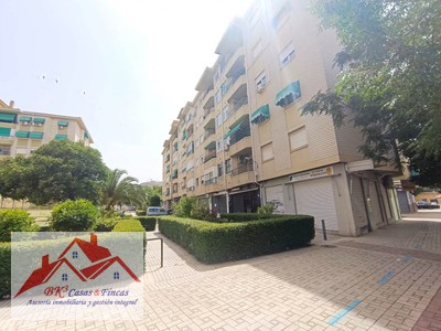 Piso en venta en Granada, con 3 dormitorios, baño, aseo, plaza de garaje, balcón y 5 terrazas