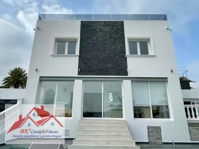 Chalet en alquiler vacacional en Moraira, con 4 dormitorios, 2 baños, 2 plazas de garaje y terreno