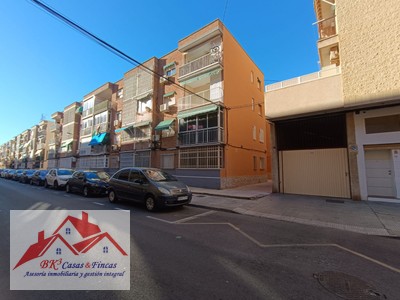 Piso en venta en Cartagena, Urb. Mediterraneo, con 4 dormitorios, baño y balcón