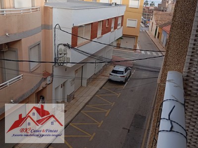 Piso en venta en Los Alcázares, con 2 dormitorios, baño, plaza de garaje, trastero y balcón