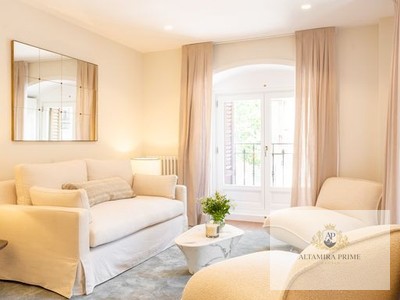 Piso en venta en Madrid, Barrio Salamanca, con 4 dormitorios, 3 baños, aseo, trastero y 10 balcones