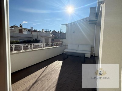 Ático en venta en Madrid, Barrio Salamanca, con 3 dormitorios, 3 baños, aseo, trastero y 20 terrazas