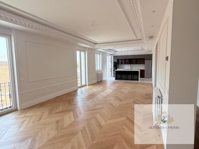 Piso en venta en Madrid, Chamberi, con 4 dormitorios, 4 baños, aseo y 3 balcones