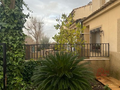 Chalet en venta en Alameda De Cervera, con 4 dormitorios, 2 baños, plaza de garaje, trastero y terraza