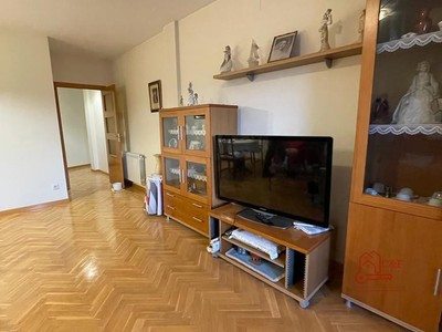 Piso en venta en Alcázar De San Juan, con 2 dormitorios, baño, aseo, plaza de garaje, trastero, balcón y terraza