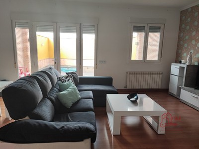 Casa en venta en Herencia, con 4 dormitorios, 2 baños, plaza de garaje y terraza