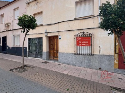 Casa en venta en Alcázar De San Juan, con 3 dormitorios y 2 baños