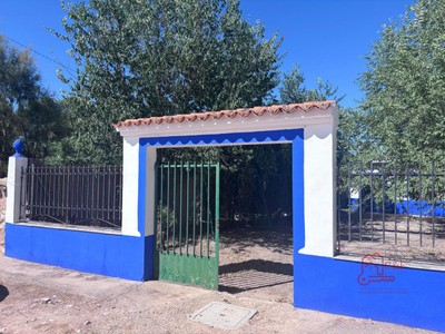 Casa en venta en Villafranca De Los Caballeros, con 3 dormitorios, baño y terreno