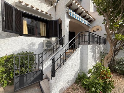 Apartamento en venta en Orihuela Costa, Cabo Roig, con 2 dormitorios, baño y terraza