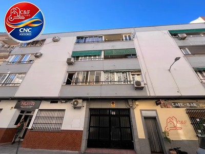 Piso en venta en Tomelloso, con 3 dormitorios y 2 baños