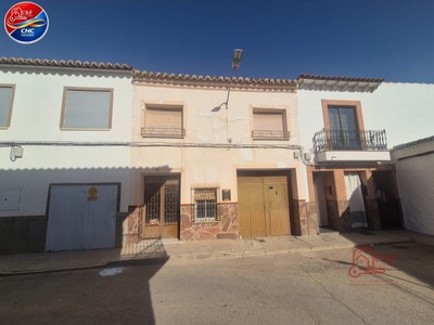 Casa en venta en Herencia, con 8 dormitorios y 2 baños