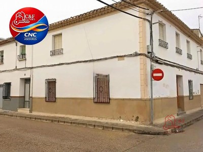 Chalet en venta en Tomelloso, Calle Isabeles, con 4 dormitorios, 2 baños y plaza de garaje