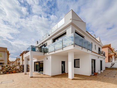 Chalet en Primera Linea con Vistas Panorámicas al Mar a la Venta en Torrevieja, Costa Blanca