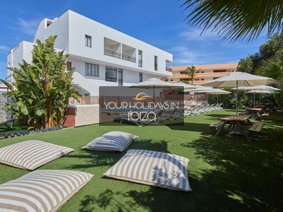 Apartment en holiday rentals en Sant Josep De Sa Talaia, Playa Den Bossa, con 1 dormitorio, baño, plaza de garaje y balcón