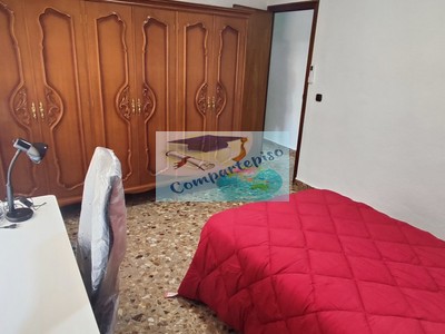 Habitación en alquiler en Guadalupe, Cerca De La Universidad Umu Y Ucam, con 3 dormitorios y baño