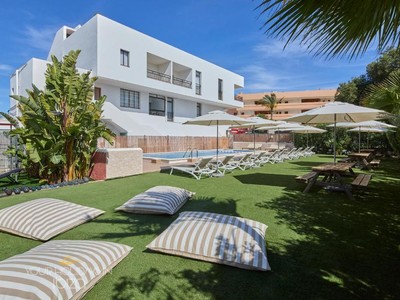 Apartment en holiday rentals en Sant Josep De Sa Talaia, Playa Den Bossa, con 1 dormitorio, baño, plaza de garaje y balcón